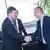 I dërguari i BE për dialogun, Miroslav Lajçak shtrëngon duart me kryenegociatorin e Kosovës, Besnik Bislimi