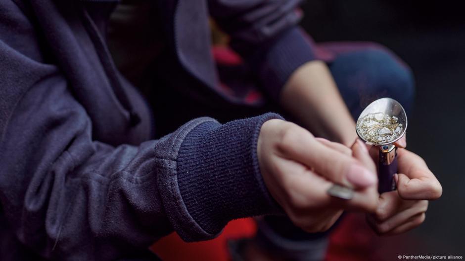 Narkotyki. Nie trzeba dealera, młodzi kupują przez internet