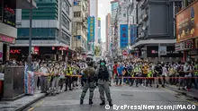230975.jpg Riot police cordon a road in Mong Kong, Hong Kong, on May 27, 2020, rounding a hundred of people, including students and elderlies were asked to back face the crowd, and were sent away by police vehicles. Protesters take to streets in various districts of Hong Kong on Wednesday in protest of Beijing s plan to impose national security law in the city. Chilam Wong/EyePress EDITORIAL USE ONLY PUBLICATIONxNOTxINxCHNxHKGxTPE Copyright: xx 230975 x eyepress100551