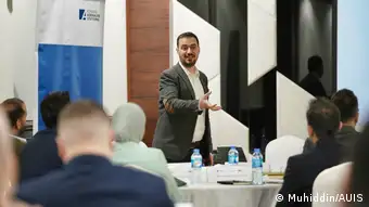 Mohammed Almoumin facilitating a workshop for young leaders about communication skills in Iraqi Leadership Fellowship at AUIS American University in Iraq Sulimaini.