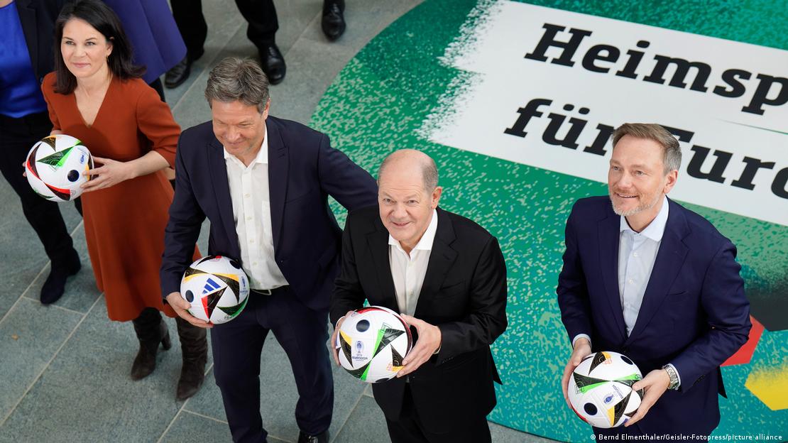 德国总理肖尔茨(右二)携内阁成员为欧洲杯做宣传