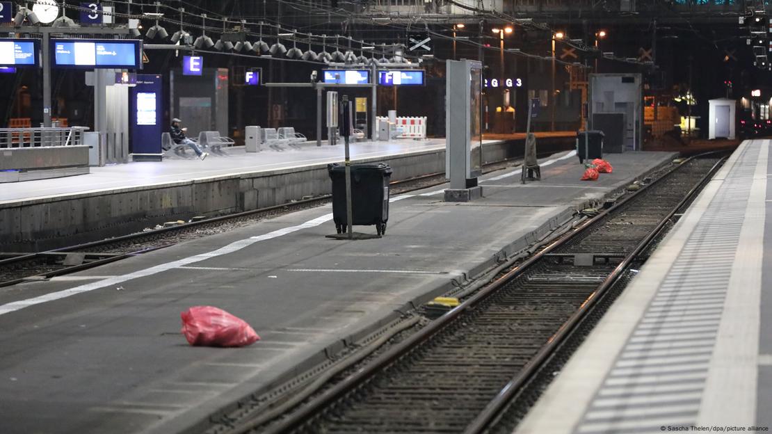 Fast gespenstige Leere am Morgen im Kölner Hauptbahnhof 