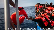 06.03.2024+++ HANDOUT - Dieses von der Hilfsorganisation Sea-Watch zur Verfügung gestellte Foto zeigt die Besatzung der «Sea-Watch 5» bei der Rettung von Menschen aus einem überfüllten Holzboot, das im Mittelmeer in Seenot geraten ist. Auf einem Rettungsschiff im Mittelmeer ist nach Angaben der Hilfsorganisation Sea-Watch ein 17 Jahre alter Flüchtling trotz Bitten um schnelle medizinische Hilfe ums Leben gekommen. +++ dpa-Bildfunk +++