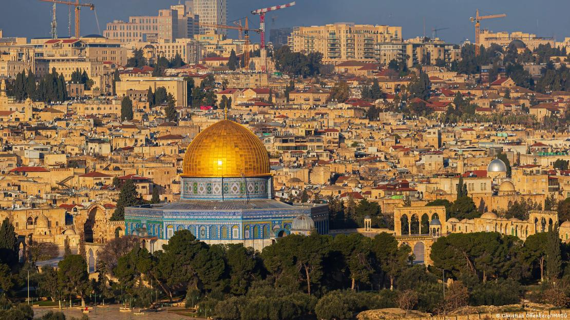 Pamje e qytetit të Jeruzalemit me kupolën e artë të xhamisë Al Aqsa 
