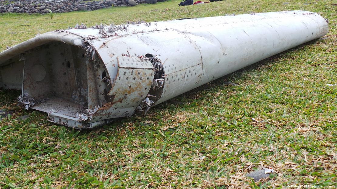 Un trozo del MH370 hallado en la isla Reunión.