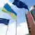 La bandera ucraniana ondea entre dos banderas de la UE delante del edificio, sede de la Comisión Europea.