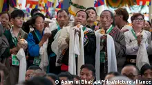 03.09.2018, Indien, Dharamsala: Exil-Tibeter warten darauf dem Dalai Lama, dem religiösen Oberhaupt der Tibeter, im Tsuglagkhang-Tempel feierliche Opfer darzubringen. Am 02.09.2018 feierten die Exil-Tibeter den 58. Jahrestag der Gründung des ersten tibetischen Exilparlaments. Foto: Ashwini Bhatia/AP/dpa +++ dpa-Bildfunk +++
