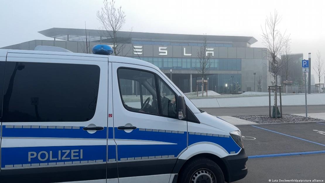 Brandenburg'daki Tesla fabrikası önünde duran bir polis aracı