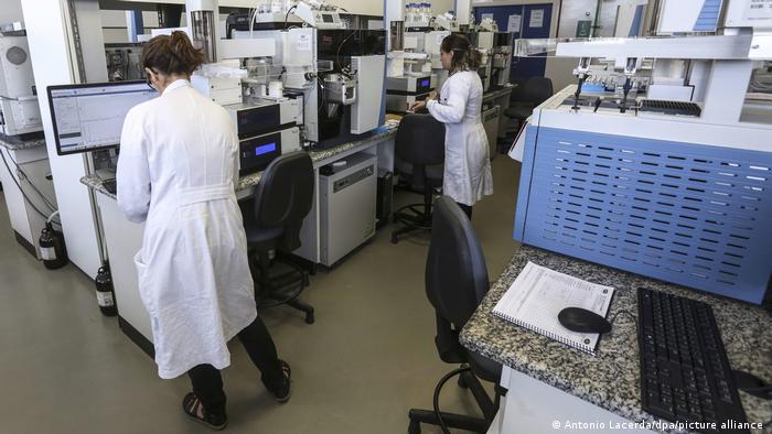 Embora a participação feminina na ciência brasileira tenha crescido 29% em 20 anos, ela cai conforme a idade das cientistas avança