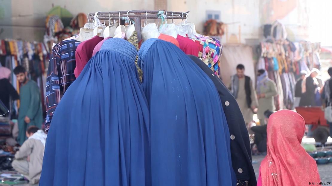 Αφγανές σε κατάστημα ρουχισμού