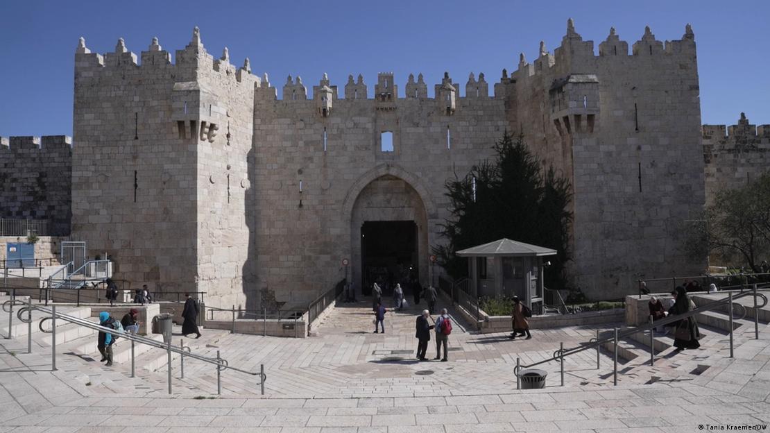 Pamje e mureve rrethuese dhe portës së Damaskut në zonën historike të Jeruzalemit