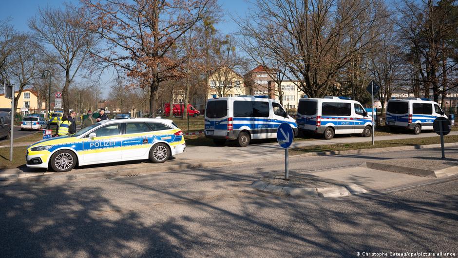 Policija ispred škole u Petershagenu kod Berlina gde je 8. marta 2024. jedan 22-godišnjak upao naoružan nožem i gasnim (signalnim) pištoljem
