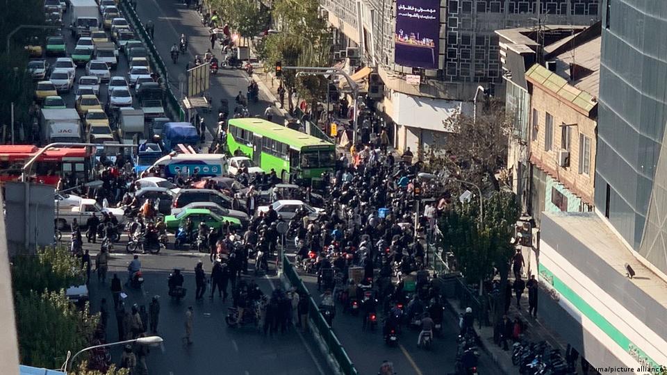 ایران، تہران  17 نومبر 2022 | مہسا امینی کی ہلاکت کے بعد ایرانی مظاہرین تہران کے وسطی علاقے میں واقع ’جمہوری ایونیو‘ پر سراپا احتجاج بنے ہوئے ہیں