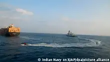 HANDOUT - Dieses von der indischen Marine auf der X-Plattform via AP veröffentlichte Foto zeigt ein Löschteam des indischen Marineschiffs «INS Kolkata», das auf ein Feuer auf dem unter liberianischer Flagge fahrenden Handelsschiff «MSC Sky II» reagiert. Die vom Iran unterstützten Huthi-Milizen haben im Roten Meer erneut mehrere Antischiffsraketen abgefeuert und ein Containerschiff getroffen. Das Schiff mit dem Namen «MSC SKY II» sei in Schweizer Besitz, teilte das Regionalkommando des US-Militärs am frühen Dienstagmorgen (05.03.2024) mit. +++ dpa-Bildfunk +++