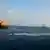 ناوشکن "ای ان اس کلکته" نیروی دریایی هند در دریای سرخ به کمک کشتی باری "ام اس سی اسکای۲" که مورد حمله قرار گرفته رفته است