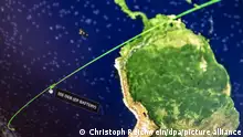 Auf einem Monitor wird die Flugbahn eines ausrangierten Batteriepakets der ISS um die Erde angezeigt. Hier befindet es sich vor der Küste von Südamerika. +++ dpa-Bildfunk +++