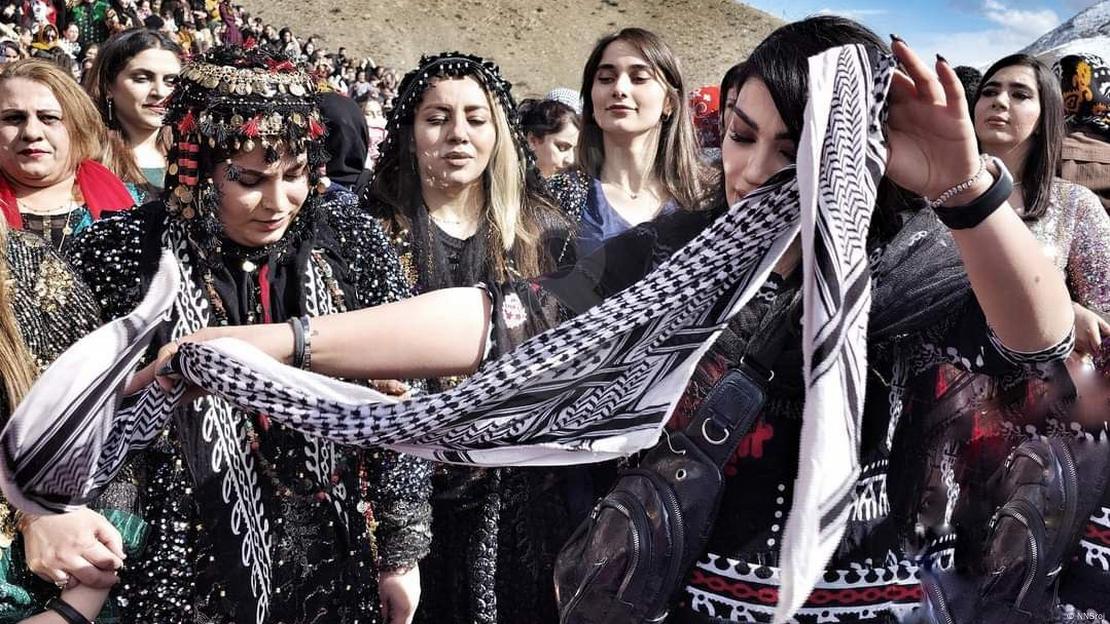 رقص کردی (هەلپرکی) زنان در مراسم نوروز سنندج رقص کردی (هەلپرکی) زنان در مراسم نوروز سنندج