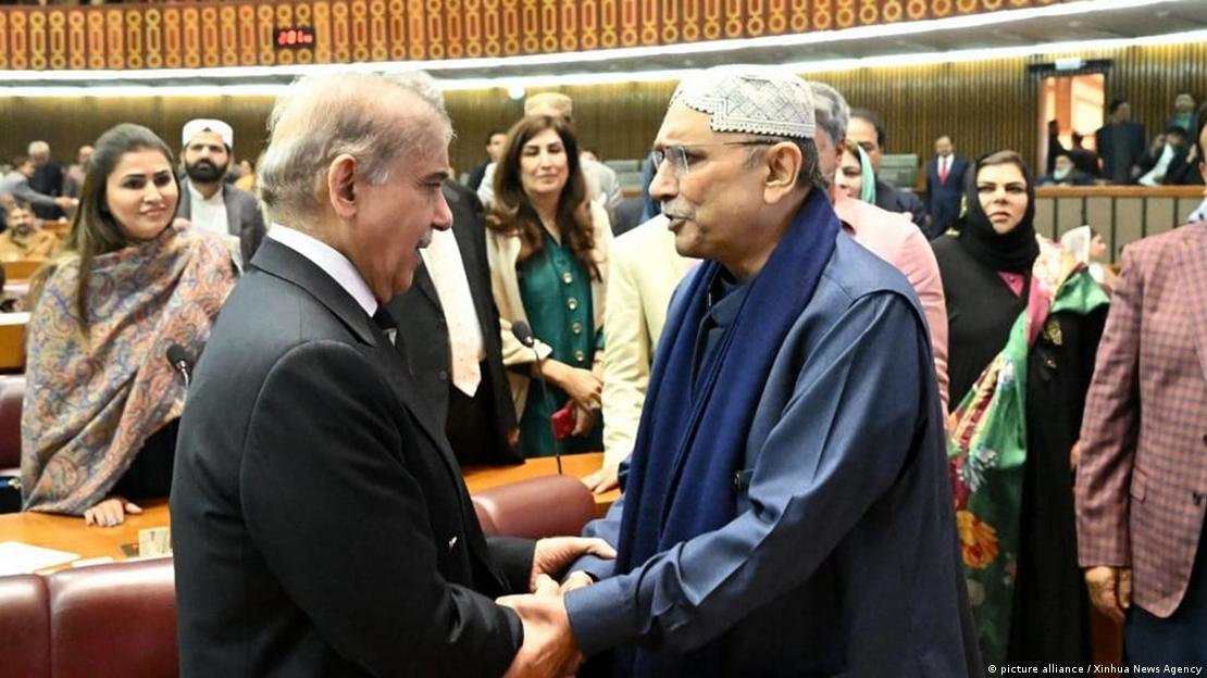 پاکستانی صدر آصف زرداری اور وزیر اعظم شہباز شریف: اسرائیل اور امریکہ کے ایران پر فضائی حملوں سے پاکستانی حکمرانوں کے لیے علاقائی سطح کی سیاسی مشکلات پیدا ہو چکی ہیں پاکستانی صدر آصف زرداری اور وزیر اعظم شہباز شریف: اسرائیل اور امریکہ کے ایران پر فضائی حملوں سے پاکستانی حکمرانوں کے لیے علاقائی سطح کی سیاسی مشکلات پیدا ہو چکی ہیں