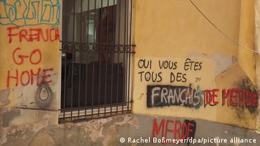 Συνθήματα κατά των Γάλλων στους τοίχους