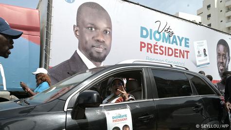Les partisans du candidat anti-système Bassirou Diomaye Faye devant la maison de l'opposant sénégalais Ousmane Sonko à Keur Gorgui à Dakar le 10 mars 2024. Les partisans du candidat anti-système Bassirou Diomaye Faye devant la maison de l'opposant sénégalais Ousmane Sonko à Keur Gorgui à Dakar le 10 mars 2024.
