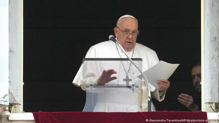 Papa é criticado por fala sobre "bandeira branca" na Ucrânia