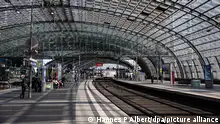 08/03/2024 Menschen stehen an einem Bahnsteig am Berliner Hauptbahnhof. Im Tarifstreit mit der Deutschen Bahn hatte die Gewerkschaft GDL zu jeweils 35-stündigen Streiks im Personen- und im Güterverkehr aufgerufen. Auch auch nach dem Ende des Streiks gilt im Fernverkehr noch den ganzen Freitag über der Grundfahrplan. +++ dpa-Bildfunk +++