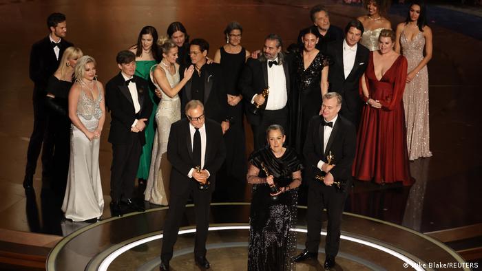 Diretor Christopher Nolan e equipe de "Oppenheimer" recebem Oscar de melhor filme