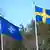 La bandera de Suecia, izada en una de las bases de la OTAN, en Estocolmo.