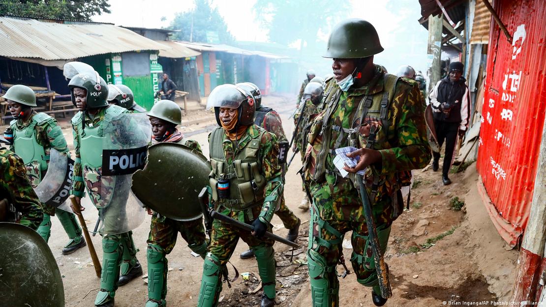 Κενυάτες αστυνομικοί κατά τη διάρκεια επεισοδίων με διαδηλωτές στο Ναϊρόμπι το 2023