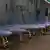 Der Iran präsentiert in einer Halle in Teheran neue Drohnen des Militärs