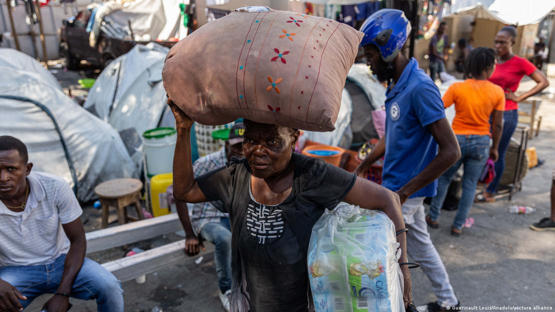 Njerëzit duke u larguar masivisht nga kryeqyteti i Haitit për shkak të dhunës e anarkisë