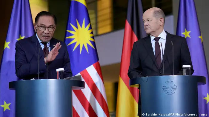 马来西亚总理安瓦尔本与肖尔茨3 月11日在新闻发布会上