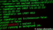 Buchstaben und Zahlen leuchten auf einem Bildschirm auf dem ein Hackerwerkzeug läuft. Cyber-Kriminelle gehen nach einem Bericht von Europol immer gezielter mit neuesten Technologien auf lukrative Ziele los. (zu dpa Europol: Cyber-Kriminelle zielen immer mehr auf Daten) +++ dpa-Bildfunk +++