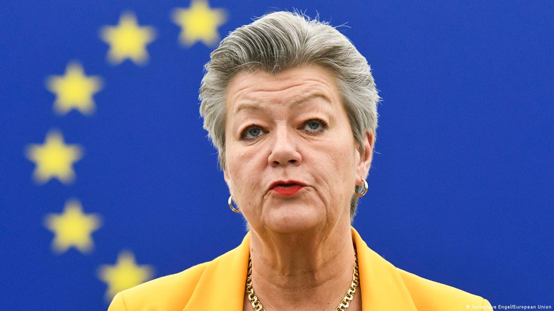 Komisionerja e BE për çështjet e brendshme, Ylva Johansson veshur me xhaketë të verdh, flokë prerë shkurt