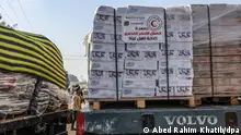 ARCHIV - 18.12.2023, Palästinensische Gebiete, Rafah: Hilfstransporter des Ägyptischen Roten Halbmonds fahren über den Grenzübergang Kerem Shalom in den Gazastreifen ein. (zu dpa: «Israel: Großteil der Hilfe für den Gazastreifen wird zugelassen») Foto: Abed Rahim Khatib/dpa +++ dpa-Bildfunk +++