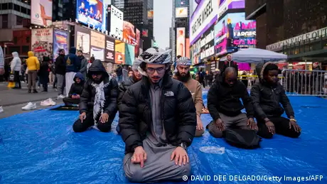 Muslims living in New York began the month of fasting with a Tarawih prayer in Times Square. 