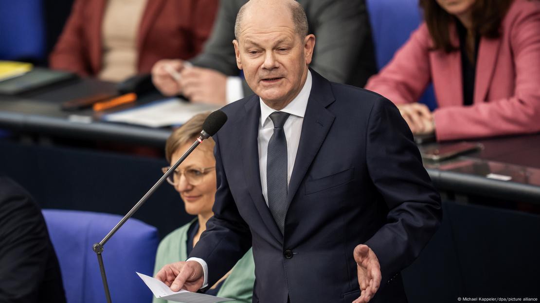 Kancelari Olaf Scholz duke folur në Bundestag