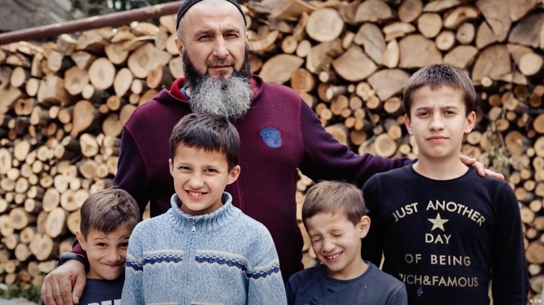 Ο Ίσα Ακάγιεφ και τα τέσσερα παιδιά του