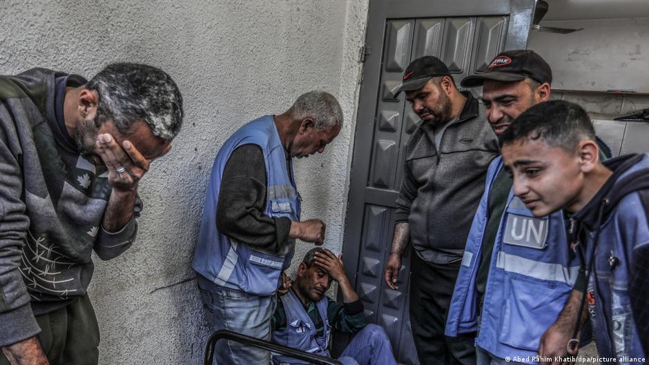 Palestinci žale zbog smrti radnika UN koji je ubijen u izraelskom vazdušnom napadu u blizini kampa UNRWA u Rafi u martu 2024.