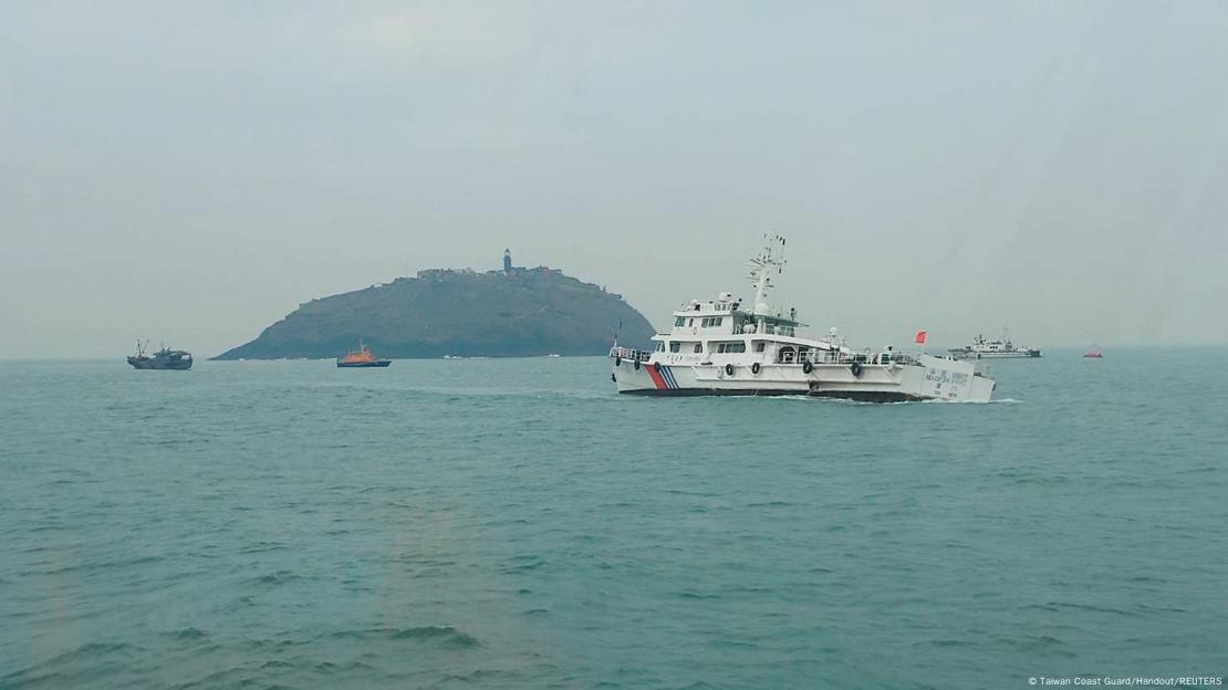 Guardia Costera de Taiwán controlan a un barco pesquero chino. 