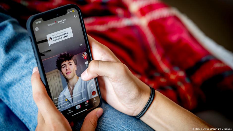 Gençler arasında sosyal medya kullanımı azalıyor

Bağımlılık tehlikesi konusunda farkındalık artıyor

Almanya'da 16-18 yaş arasındakiler arasında Instagram, YouTube, WhatsApp ve TikTok, 2024'e göre kullanıcı kaybı yaşadı