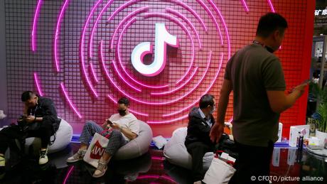 Το TikTok "πωλείται" - Θέλει όμως κανείς να το αγοράσει;