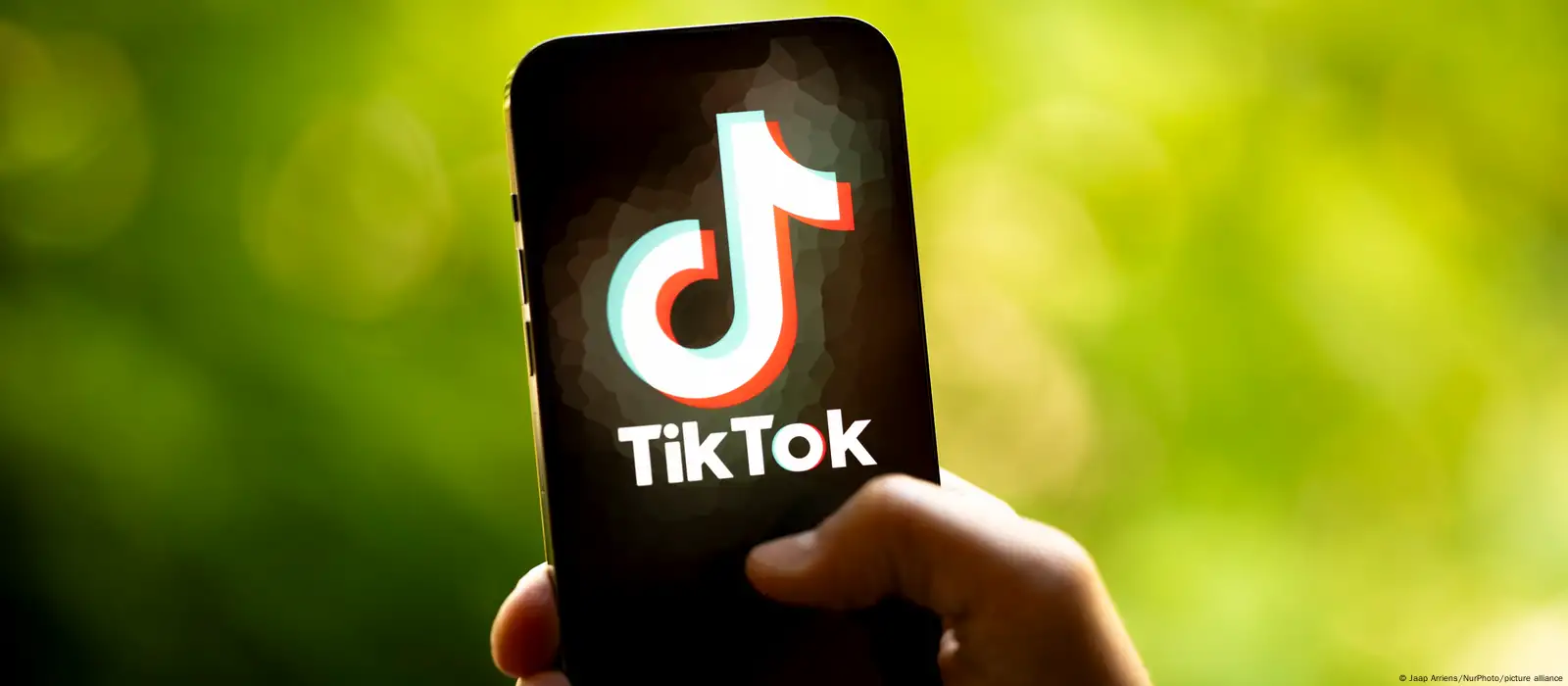 Вредит здоровью детей? Зачем в Кыргызстане блокируют TikTok – DW –  18.04.2024