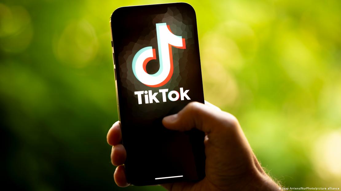 Το λογότυπο του TikTok σε κινητό τηλέφωνο