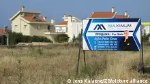 30.5.2014, Girne (Kyrenia) in Nordzypern, Auf einem Schild werden am 30.05.2014 bei Girne (Kyrenia) in Nordzypern Immobilien zum Verkauf angeboten. Der werbeaufsteller wendet sich an russische Interessenten. Foto: Jens Kalaene