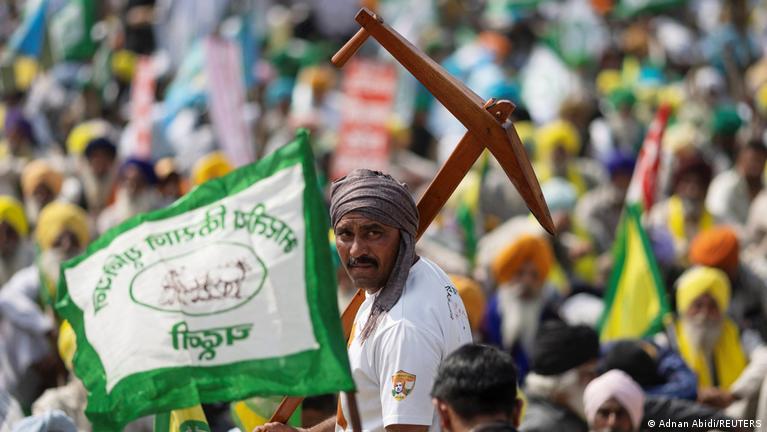 India: Farmers protest in Delhi to demand higher crop prices