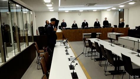 I pandehuri është në këmbë dhe kam mbuluar fytyrën me një dosje 