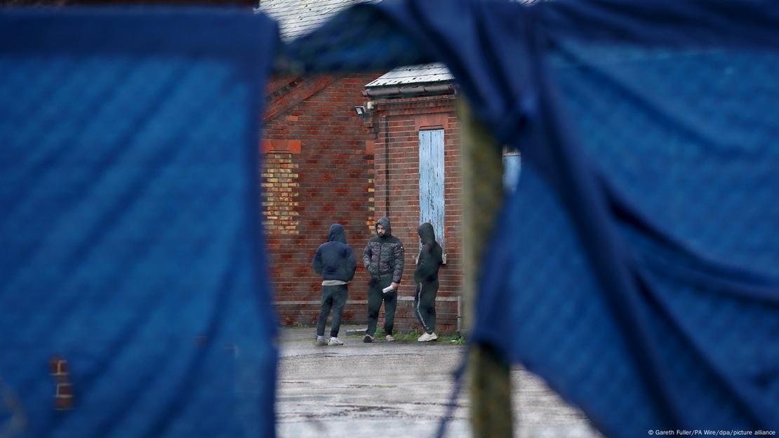 Sunak has argued that housing migrants like these men at the controversial Napier Barracks in Kent is too expensiveImage: Gareth Fuller/PA Wire/dpa/picture alliance