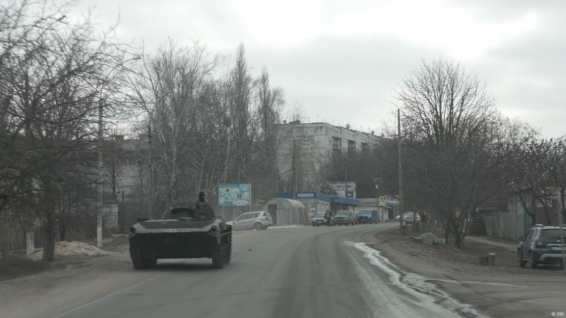 Ein Panzer fährt auf einer Straße im winterlichen Kupjansk