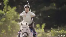 Global Us vom 18.03.2024 Japan Bogenschützinnen von Aomori
Yabusame - das berittene Bogenschießen war einmal eine Kriegstechnik der Samurai in Japan. Heute entdecken es junge Frauen für sich und beleben die traditionelle Kampfkunst wieder. Was bisher eine reine Männerwelt war, wird nun von mutigen Japanerinnen weitergeführt.